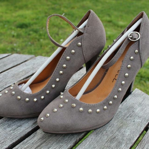 Heels - Picture 1 of 2